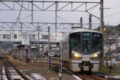 橋本駅を出発する227系