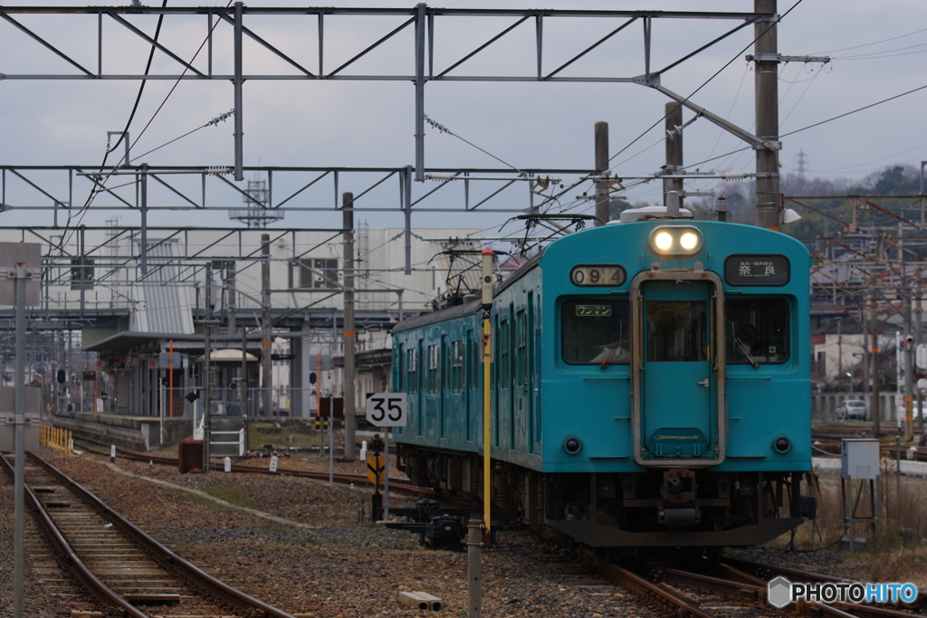 橋本駅出発直後の105系