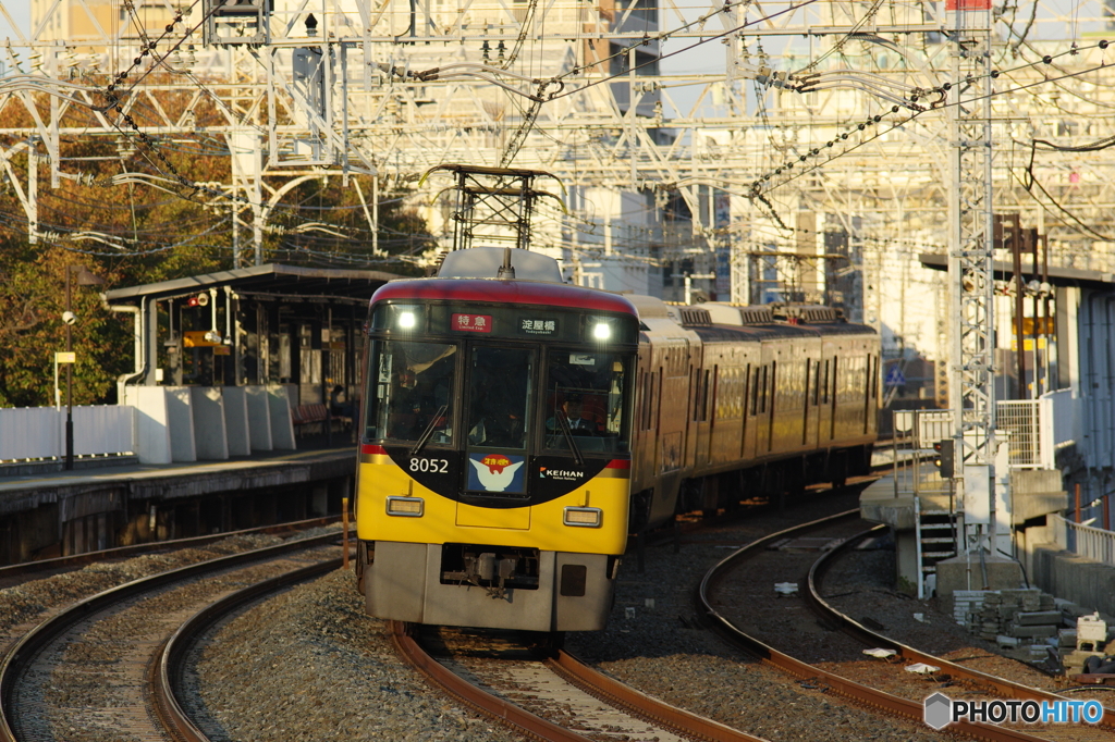 滝井駅にて京阪8000系