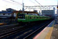 平野駅にて大和路線の201系