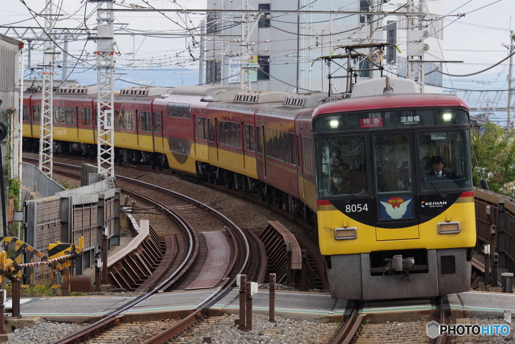 八幡市駅にて京阪8000系