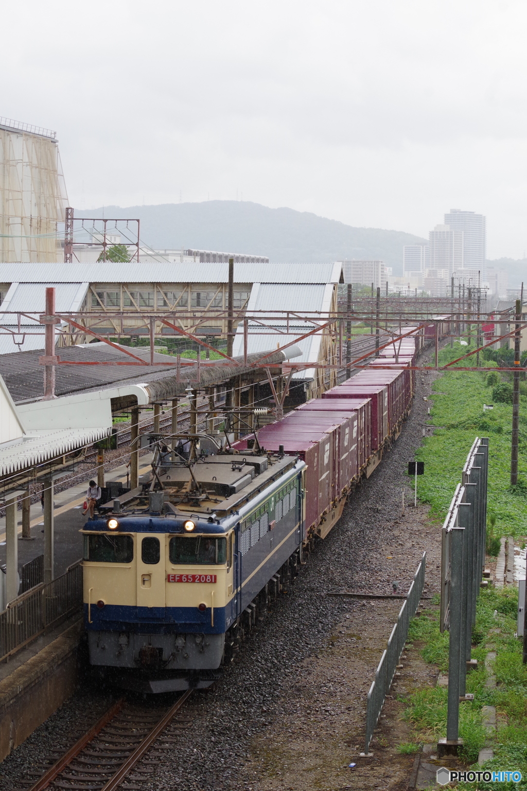 摂津富田駅にてEF65