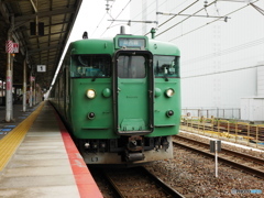山科駅にて緑色の113系