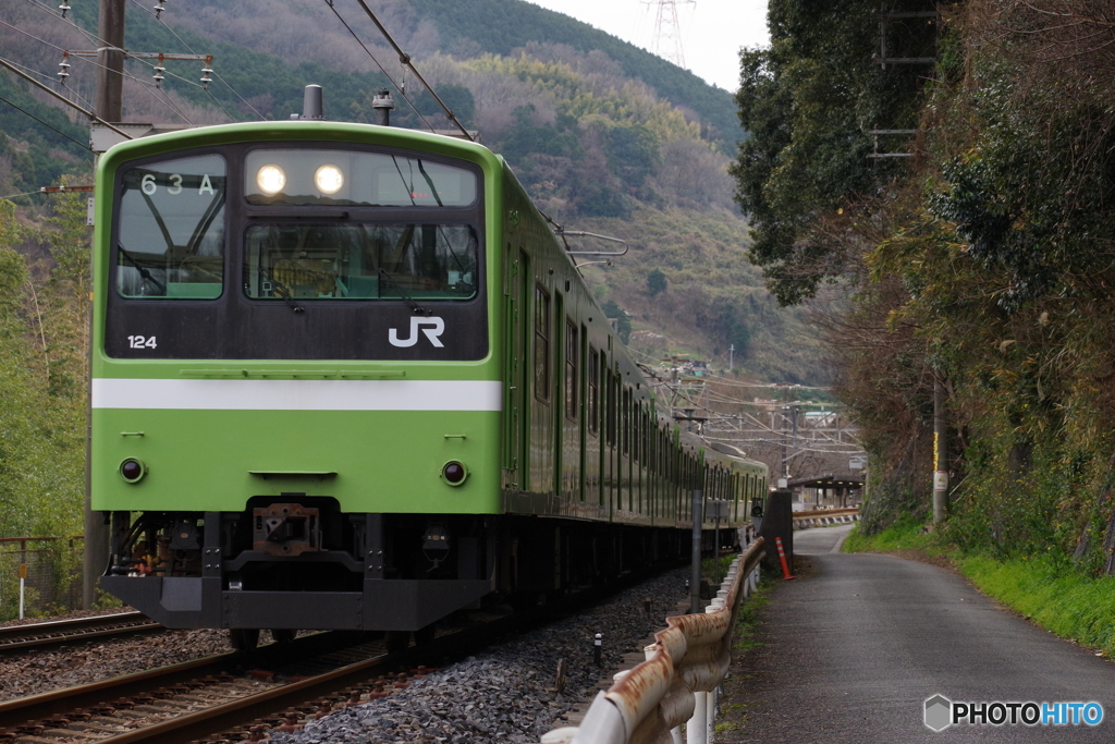 青谷踏切にて201系