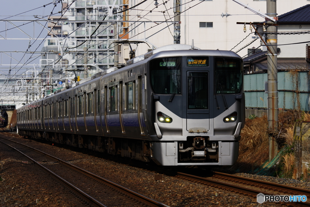 夕雲町踏切にて阪和線の225系