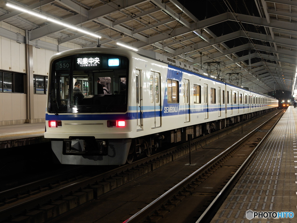 天下茶屋駅にて泉北線5000系