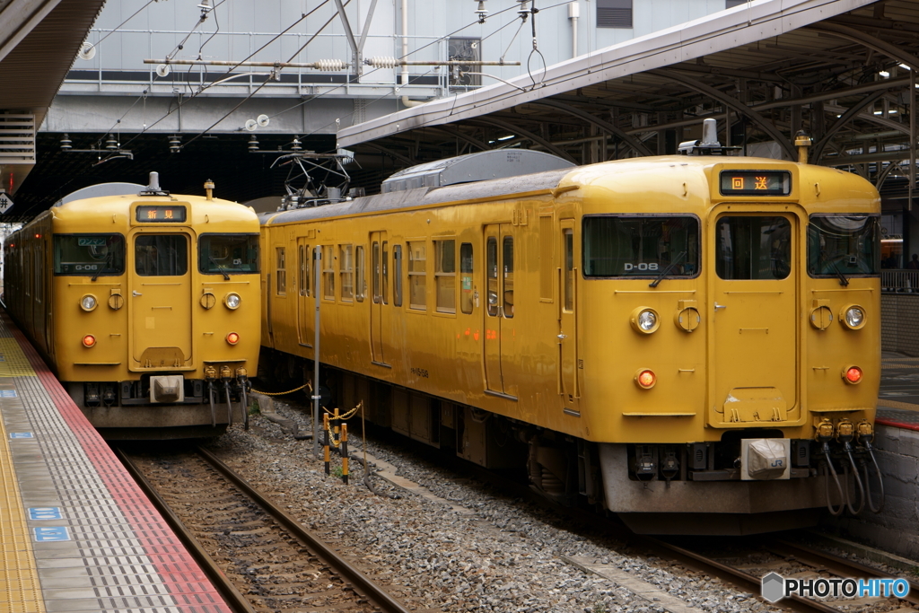 岡山駅にて濃黄色の115系