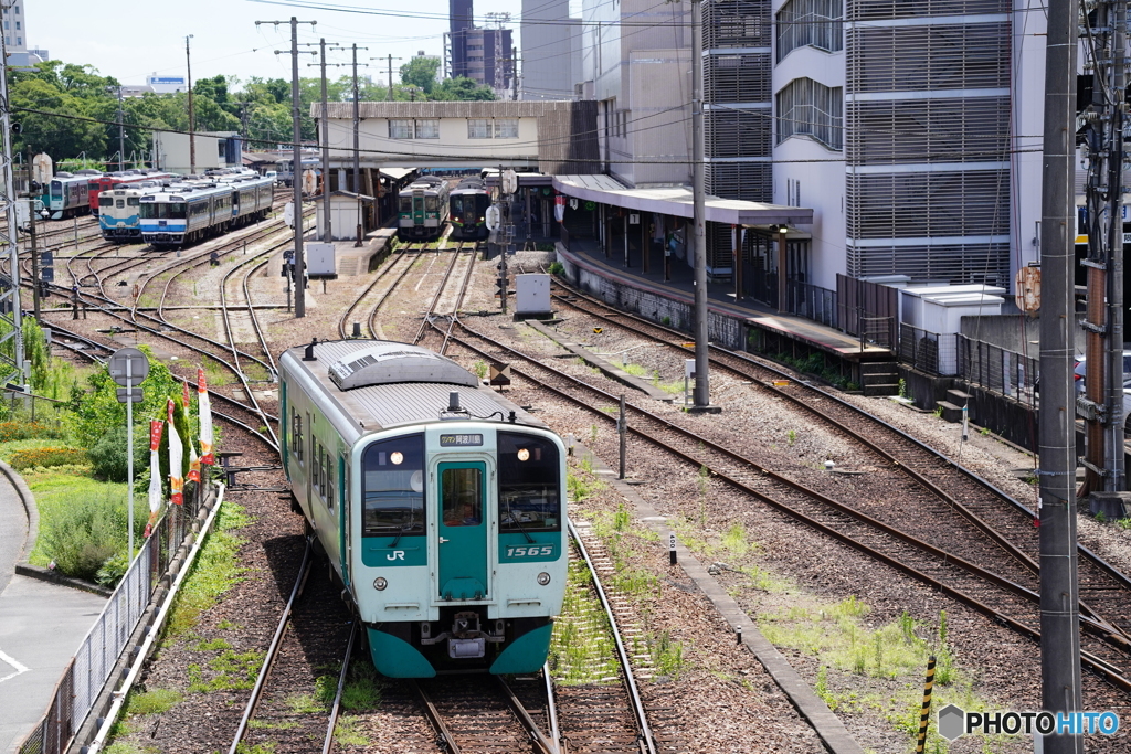 徳島駅を出発する1500型