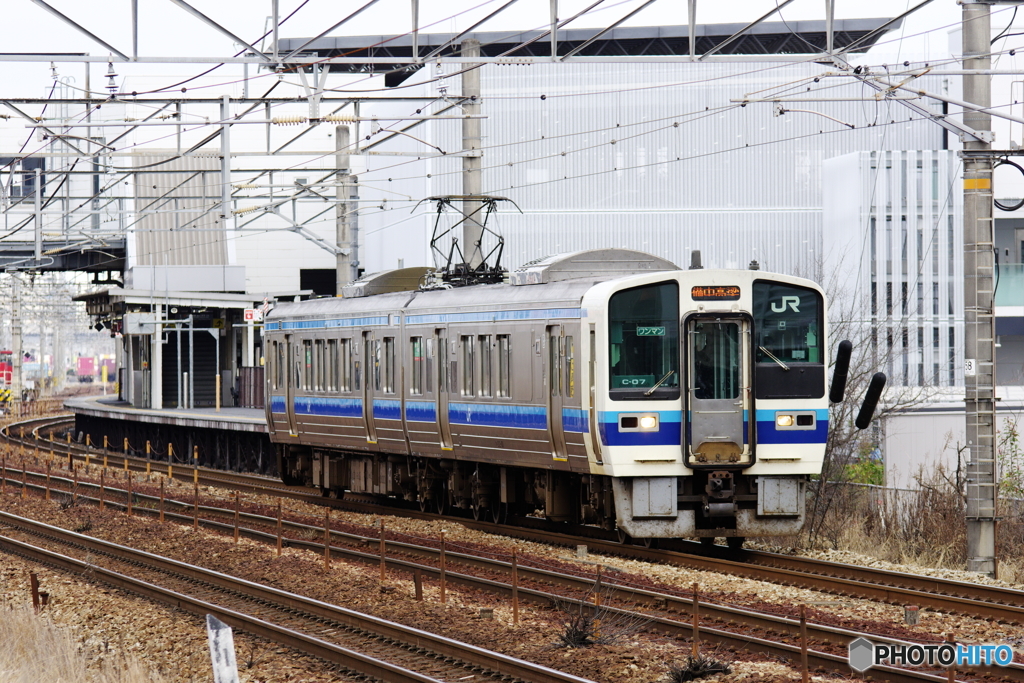 北長瀬駅を出発する213系