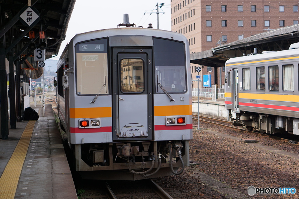 津山駅にて姫新線のキハ120形