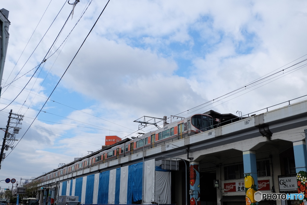 野田駅にて323系