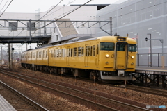 北長瀬駅にて115系濃黄色