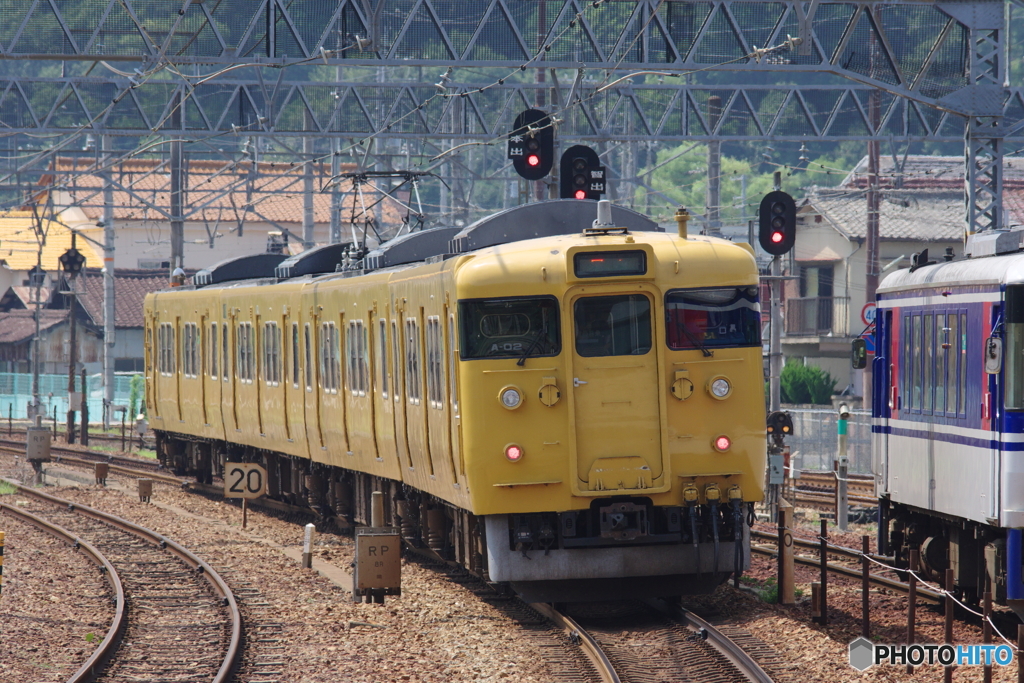 上郡駅にて黄色の115系