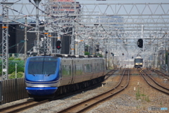 JR総持寺駅にてスーパーはくと