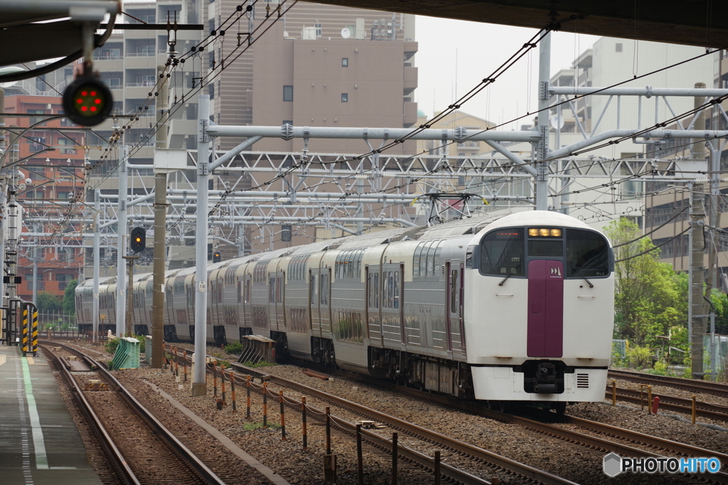 西横浜駅にて215系