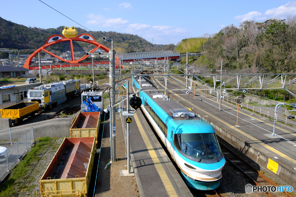 印南駅にてカエル橋と283系