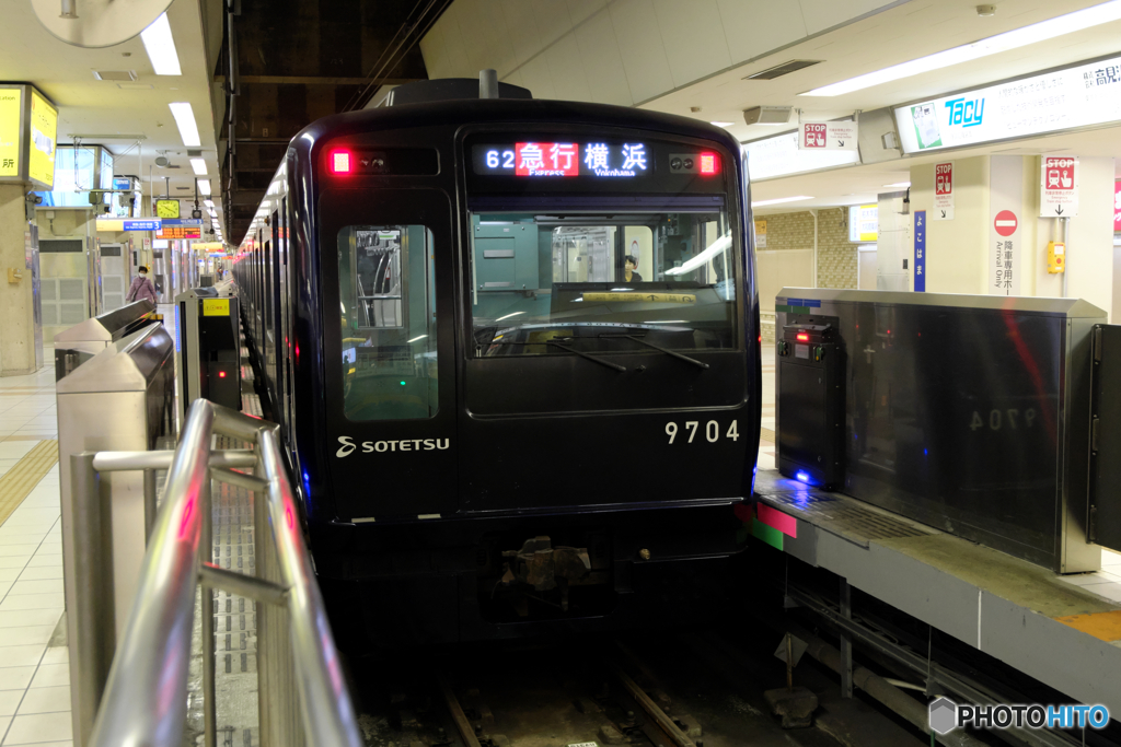 横浜駅にて相鉄9000系