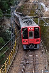 山中を走る南海2300系
