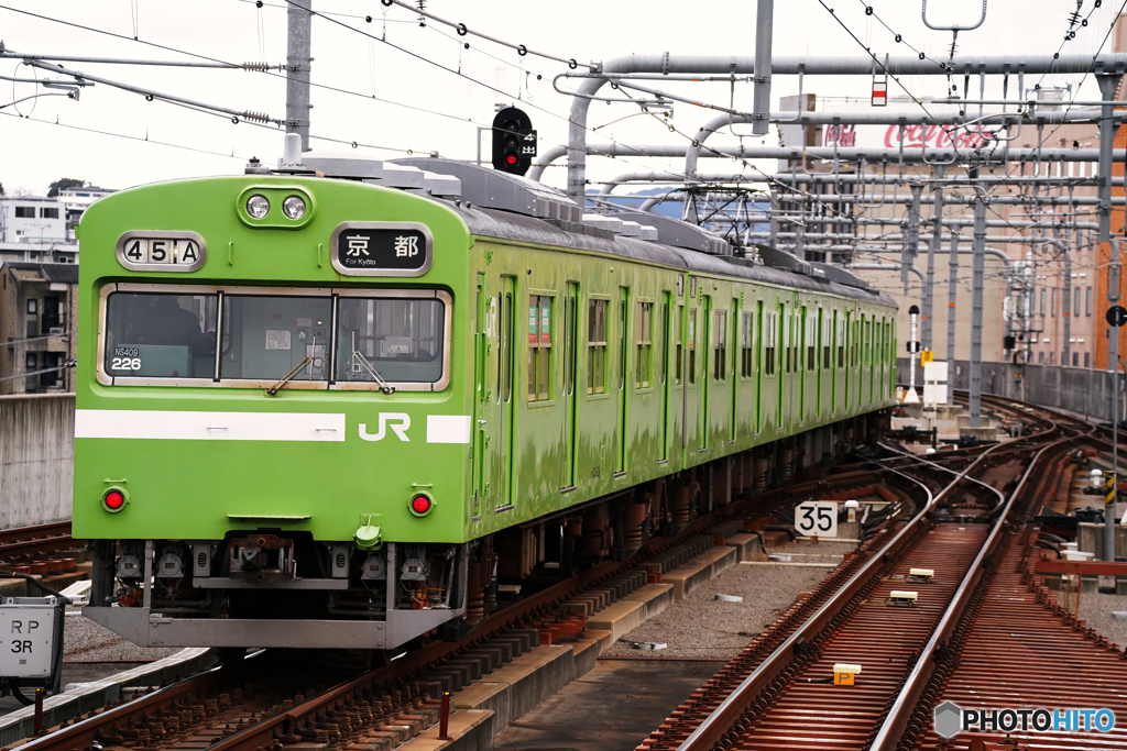 奈良駅を出発した103系