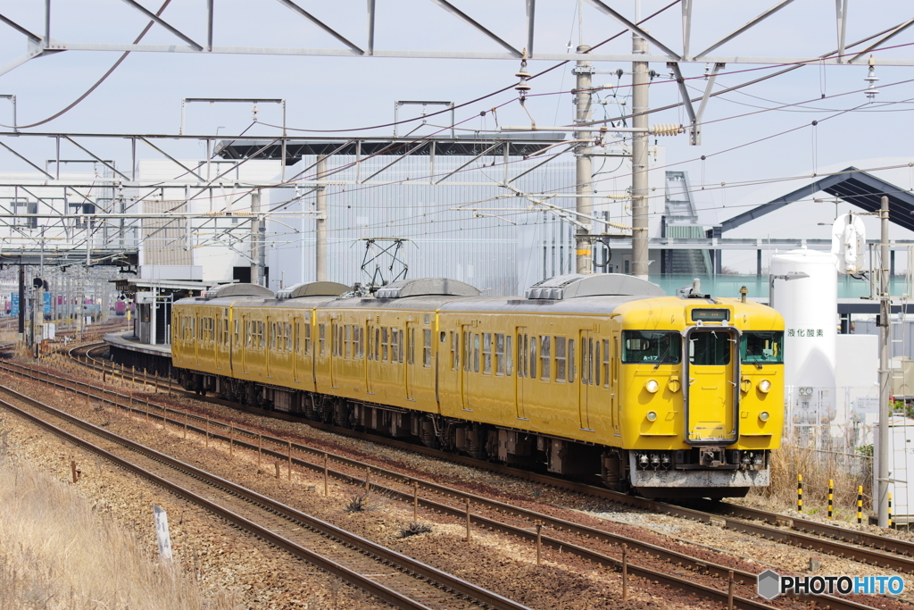 北長瀬駅を出発する115系