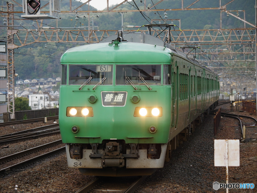 山科駅にて緑色の117系