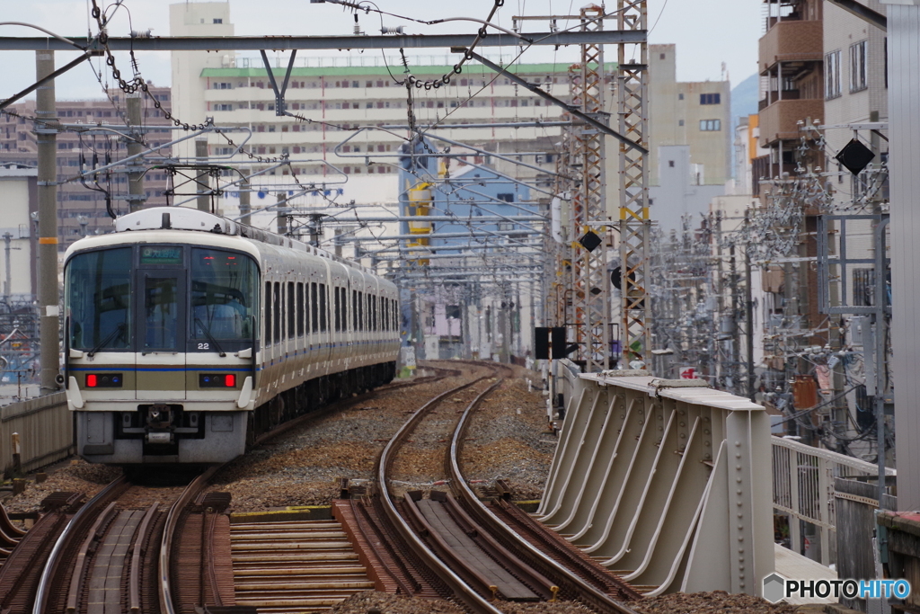 東部市場前駅にて221系