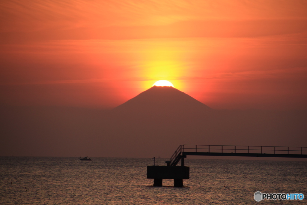 富士山に隠れる夕日