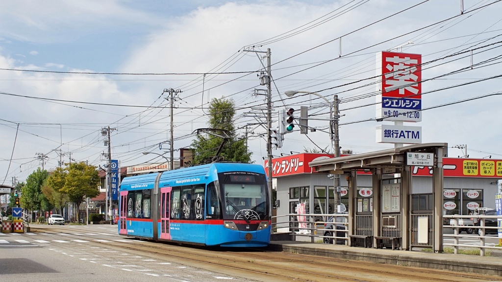 どこでも行けるわけではないのにどこでもドアのついた路面電車