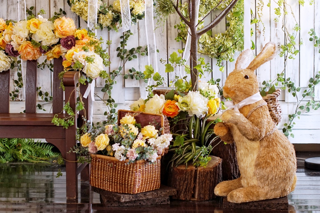 ドヤ顔でお花を飾り付けるうさぎさん