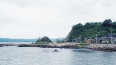 穏やかな海沿いの町