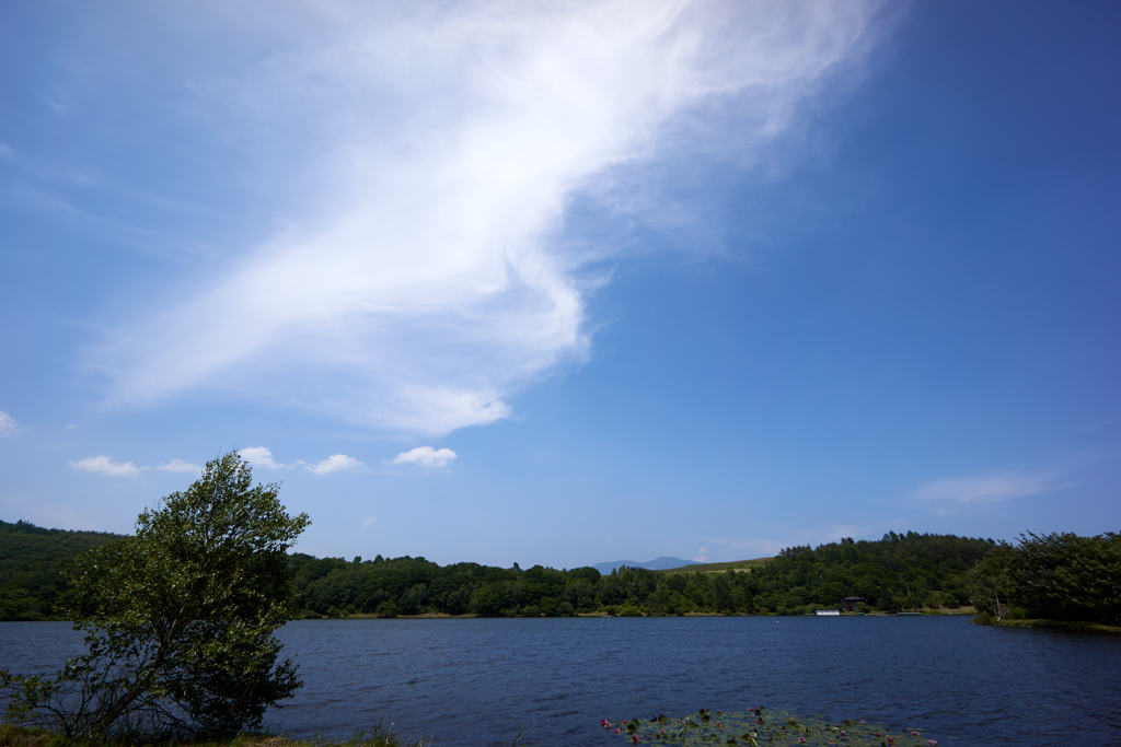 湖上を走る雲