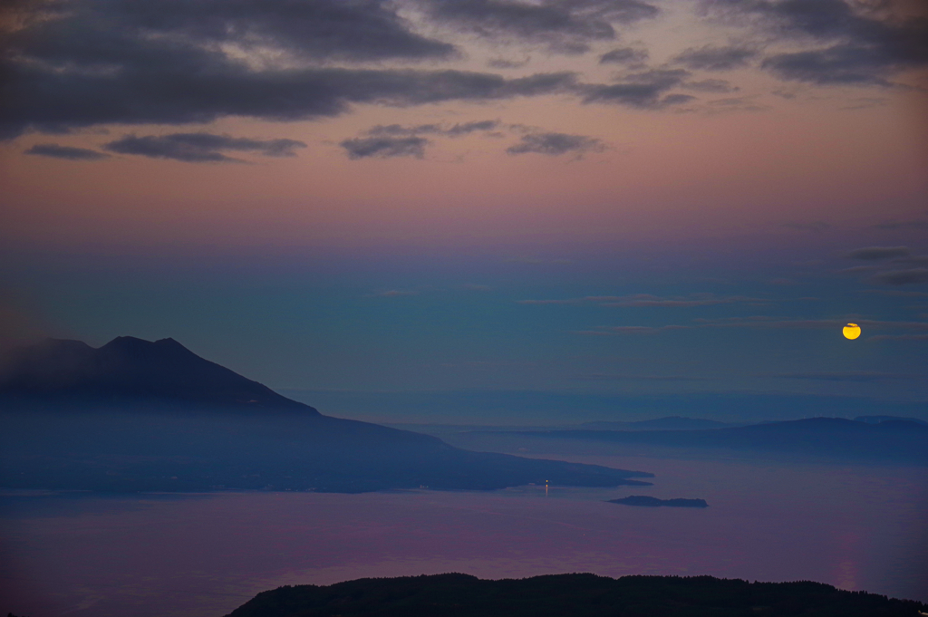 朝もやに浮かぶ月