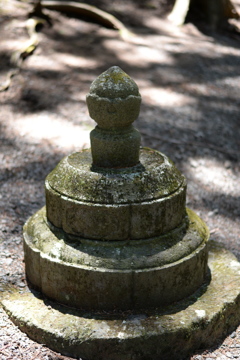 北口本宮冨士浅間神社 参道脇の小さな灯籠