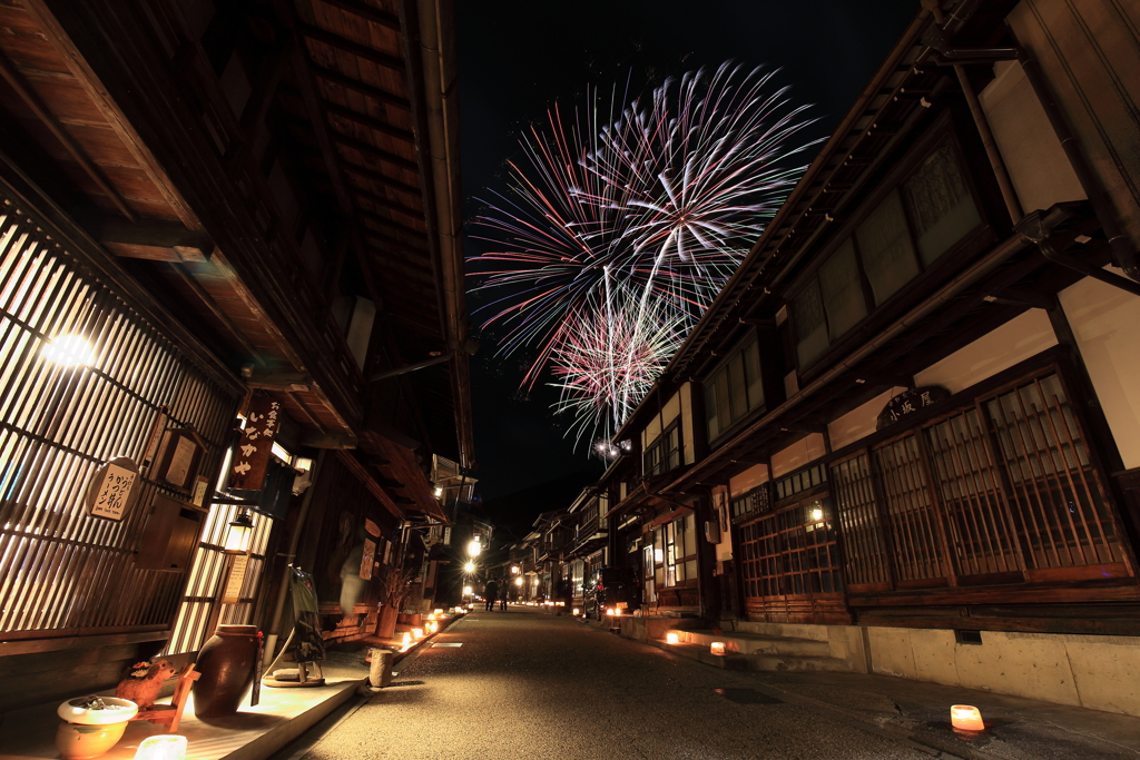 節分の宿場町にあがる花火