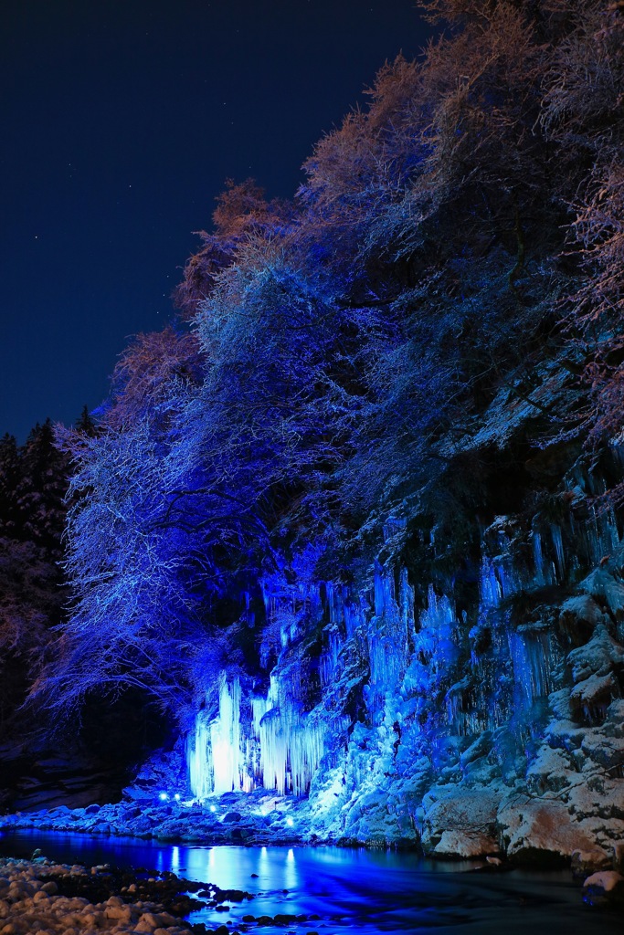 三十槌の氷柱ライトアップ-2