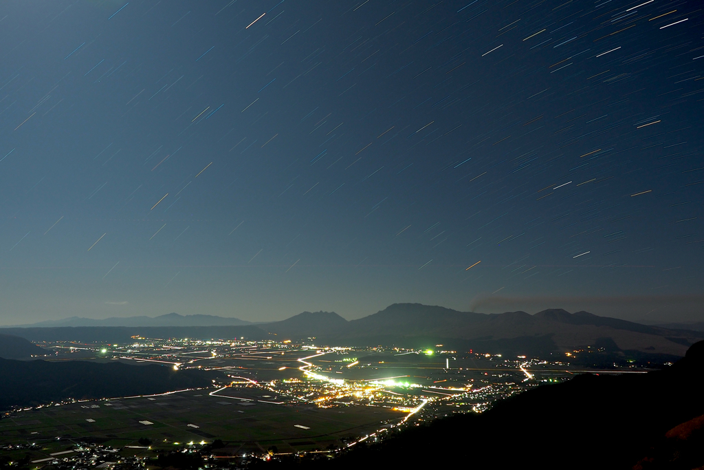 阿蘇カルデラに上る星々