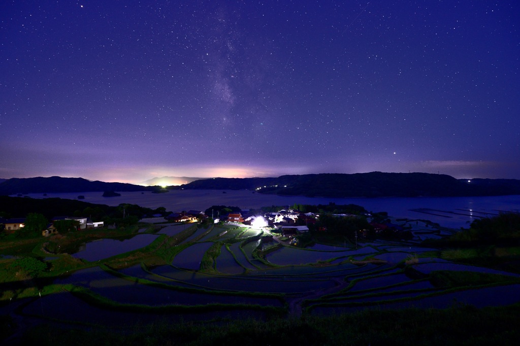 夜明け前の棚田集落