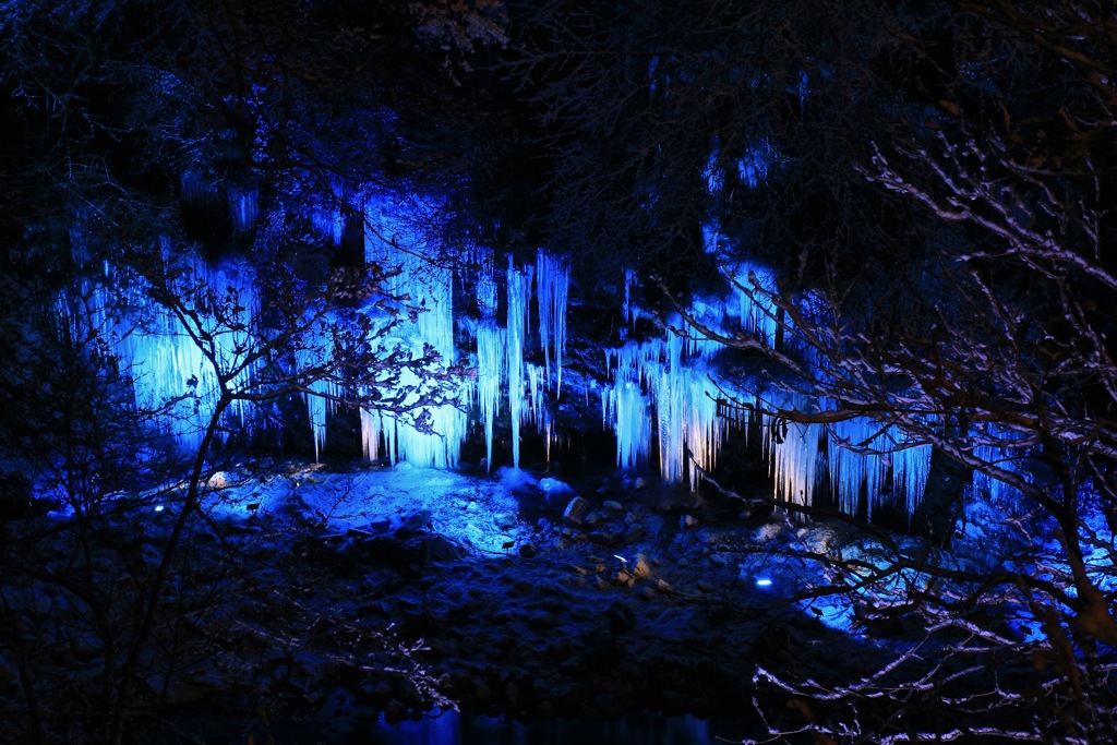 三十槌の氷柱ライトアップ-1