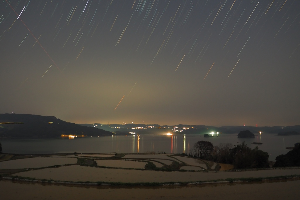 早春の棚田に登る星々