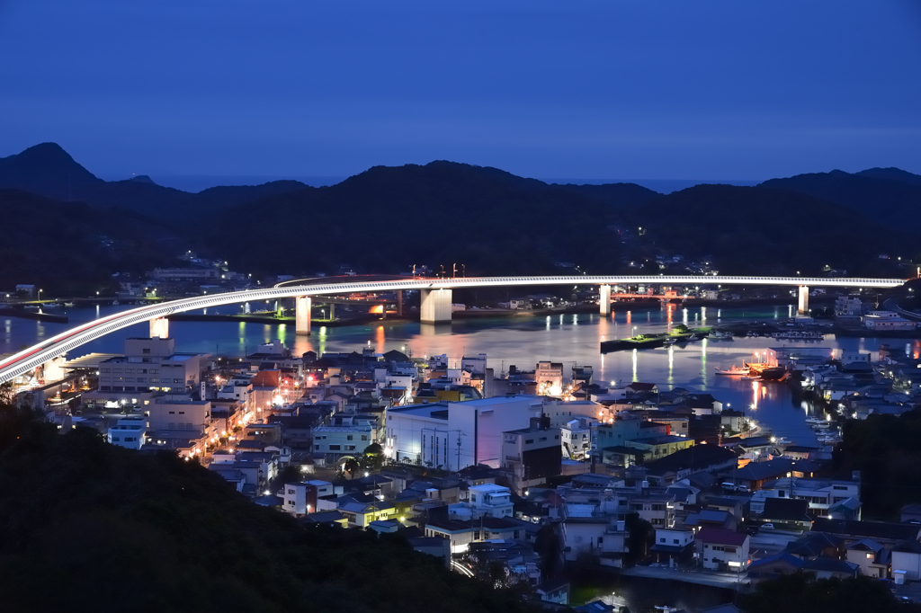 港町に横たわる