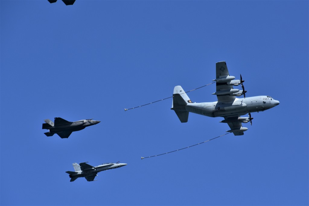給油訓練　Ｆ３５とＦ１８