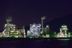夜の工場