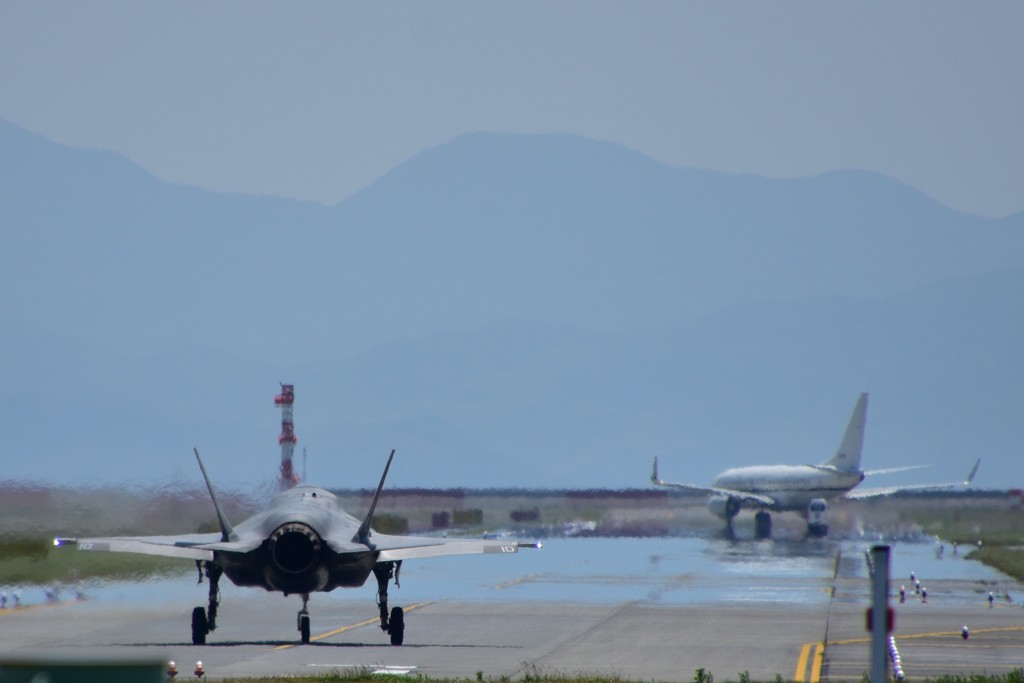 岩国基地の訓練と民間機