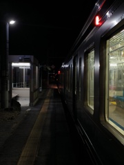 真夜中の無人駅
