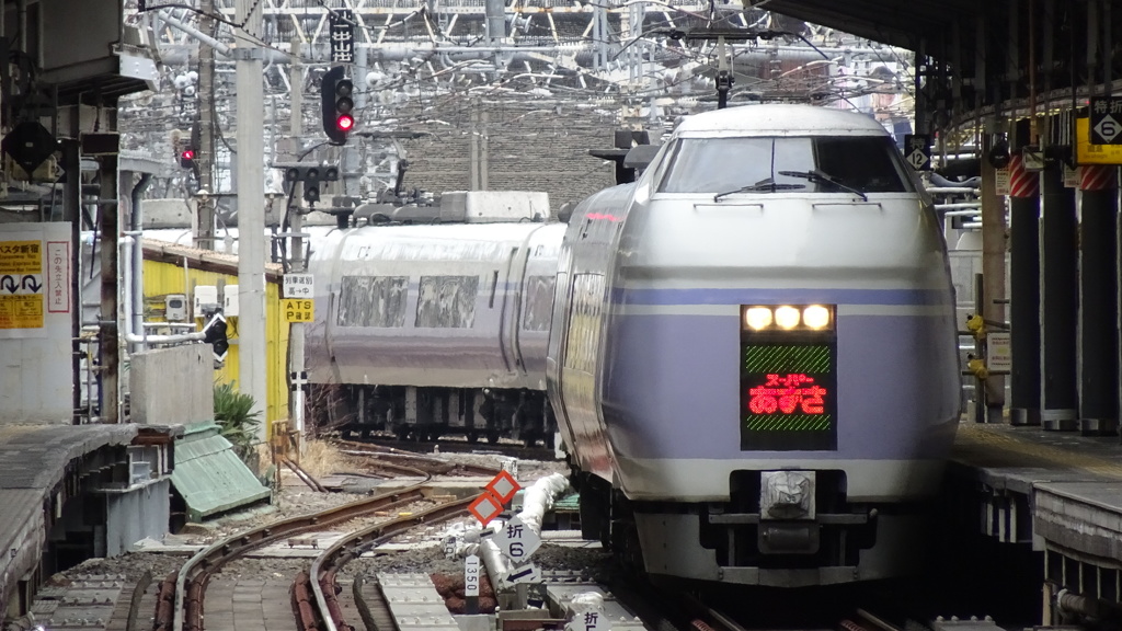 JR東日本 E351系 スーパーあずさ6号(新宿11番ホーム)