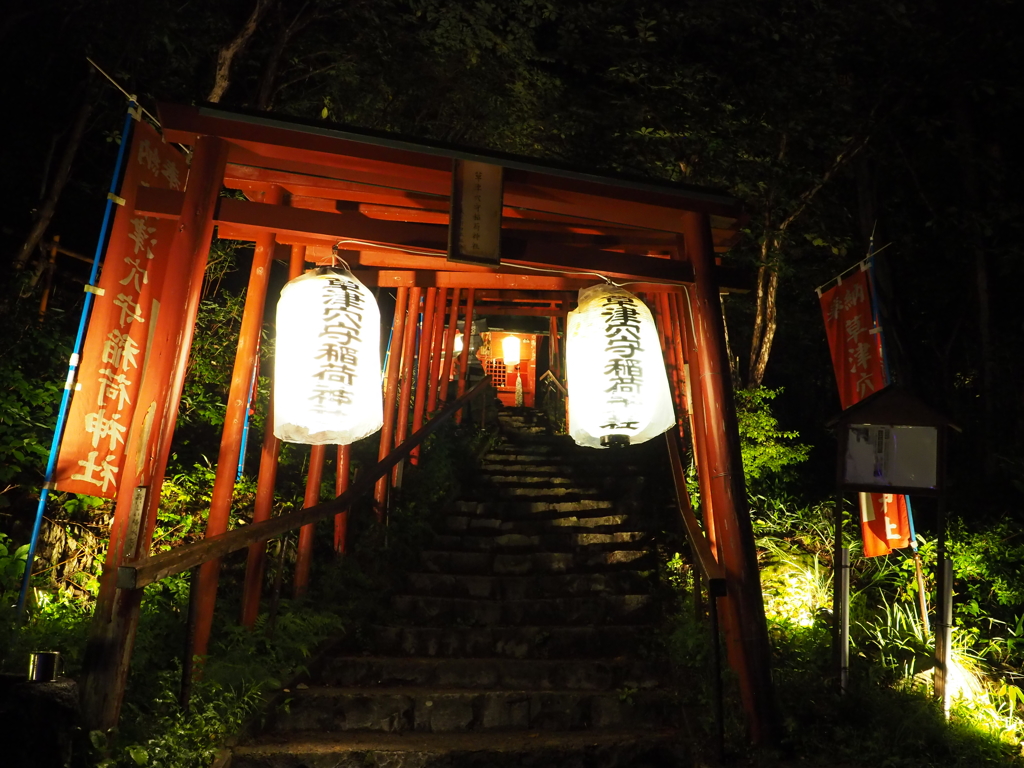 夜の草津穴守稲荷神社