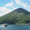 男体山と遊覧船「男体」(中禅寺湖)