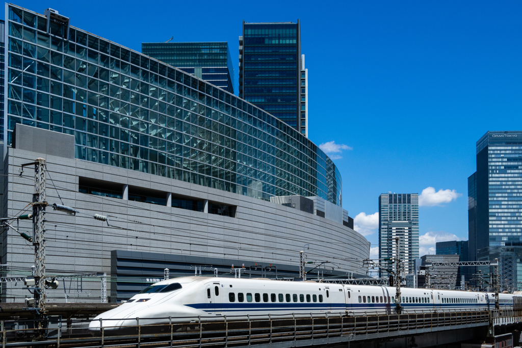 青空と東海道の白いカモノハシ