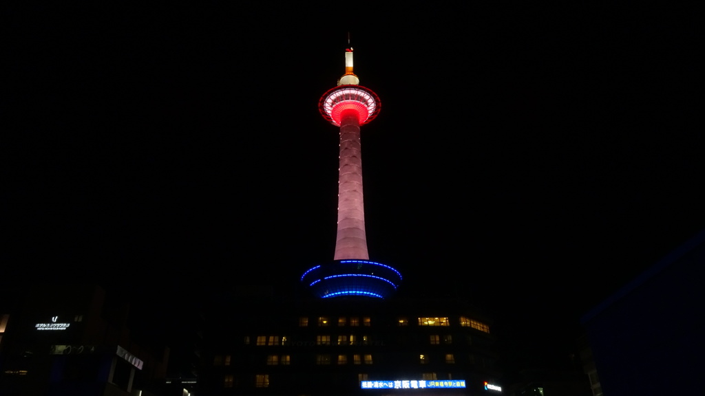 夜の京都タワー(京都駅前)