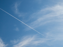 空を切り裂く飛行機雲